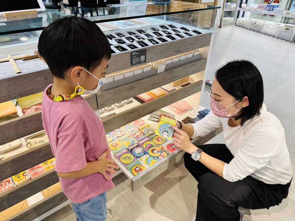 接待員向EZ介紹禮品-福音禮品推薦